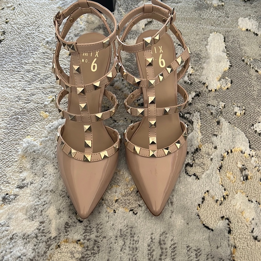 Beautiful gold studded high heels 👠